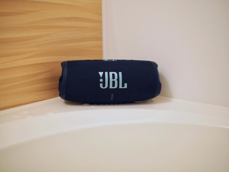 211201-JBLCharge5-Bath